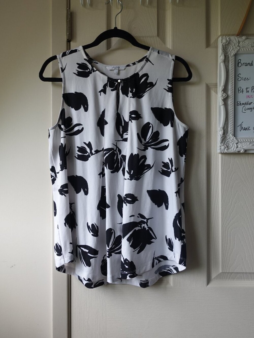 ALFRED SUNG Black and White Floral Sleeveless Blouse